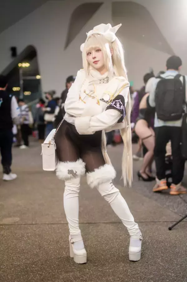 「【コスプレ】大胆な衣装と天真爛漫な微笑みでハートを鷲掴み！？人気美女レイヤーの『NIKKE』ブランに心奪われる人が続出【写真9枚】」の画像
