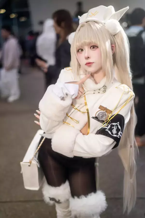 「【コスプレ】大胆な衣装と天真爛漫な微笑みでハートを鷲掴み！？人気美女レイヤーの『NIKKE』ブランに心奪われる人が続出【写真9枚】」の画像