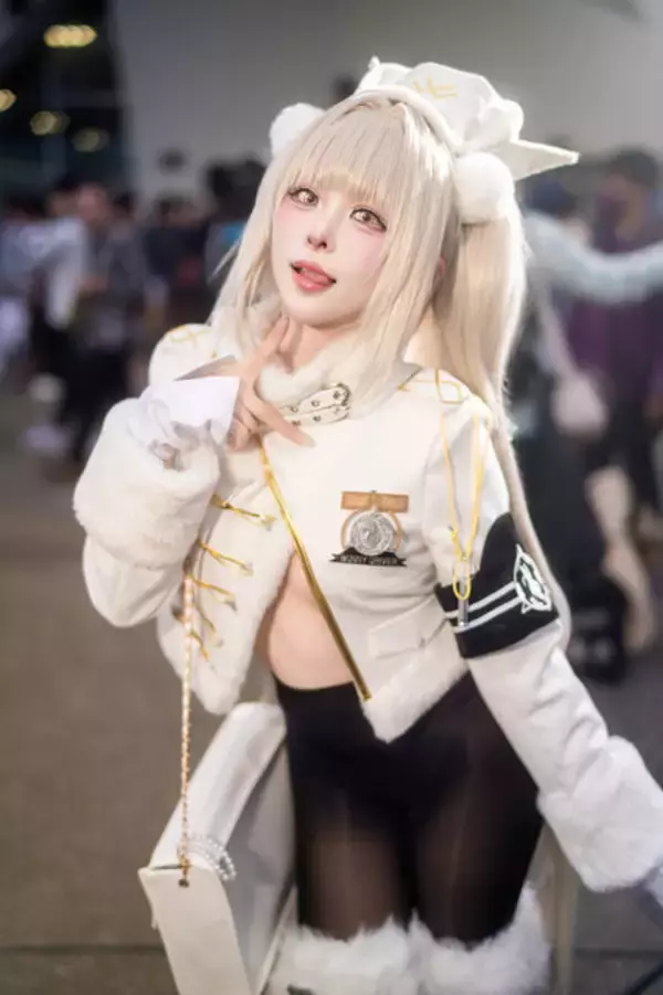 「【コスプレ】大胆な衣装と天真爛漫な微笑みでハートを鷲掴み！？人気美女レイヤーの『NIKKE』ブランに心奪われる人が続出【写真9枚】」の画像
