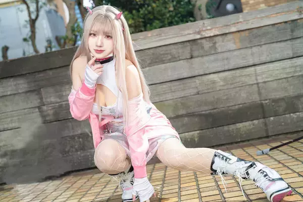 【コスプレ】振り向き姿で見せる美しい背中にドキッ！『NIKKE』バイパーの美女レイヤーは網タイツも似合う【写真9枚】