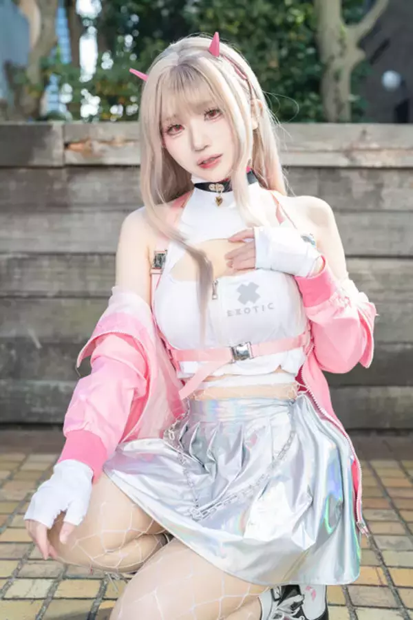 「【コスプレ】振り向き姿で見せる美しい背中にドキッ！『NIKKE』バイパーの美女レイヤーは網タイツも似合う【写真9枚】」の画像