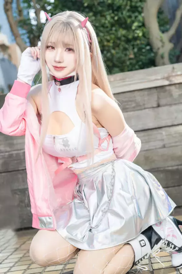 「【コスプレ】振り向き姿で見せる美しい背中にドキッ！『NIKKE』バイパーの美女レイヤーは網タイツも似合う【写真9枚】」の画像