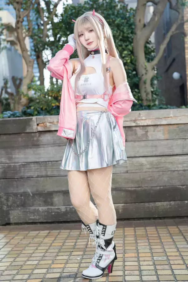 「【コスプレ】振り向き姿で見せる美しい背中にドキッ！『NIKKE』バイパーの美女レイヤーは網タイツも似合う【写真9枚】」の画像
