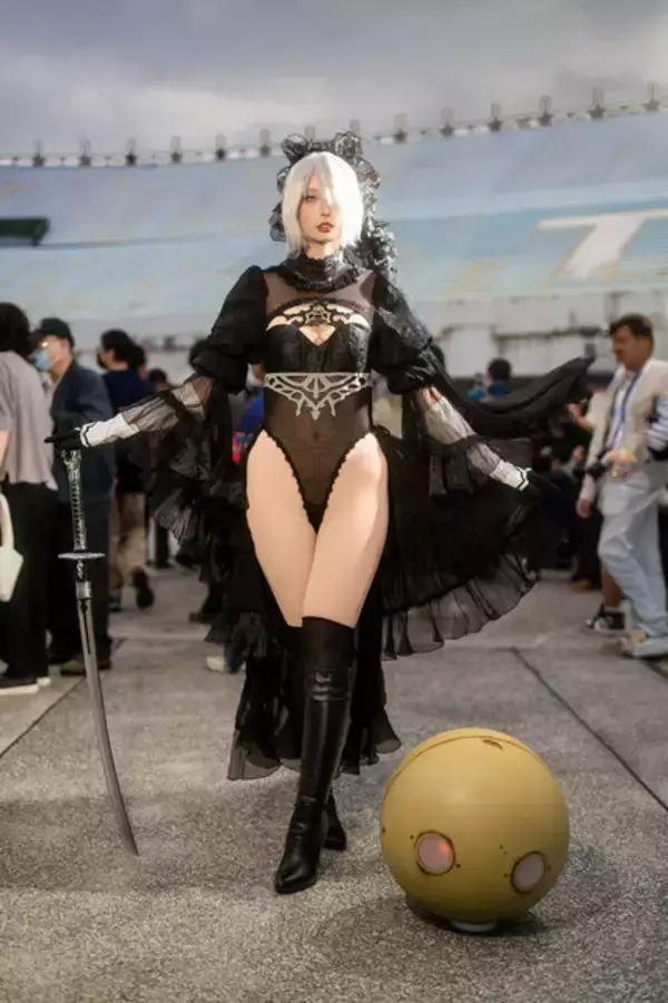 「【コスプレ】『ニーア オートマタ』2Bが漆黒の花嫁に！抜群のスタイルと美しい太ももが際立つポージングが素晴らしい【写真8枚】」の画像