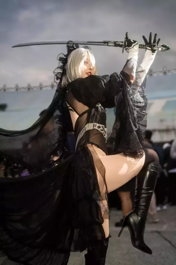 「【コスプレ】『ニーア オートマタ』2Bが漆黒の花嫁に！抜群のスタイルと美しい太ももが際立つポージングが素晴らしい【写真8枚】」の画像