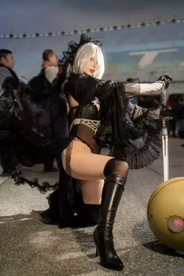 「【コスプレ】『ニーア オートマタ』2Bが漆黒の花嫁に！抜群のスタイルと美しい太ももが際立つポージングが素晴らしい【写真8枚】」の画像