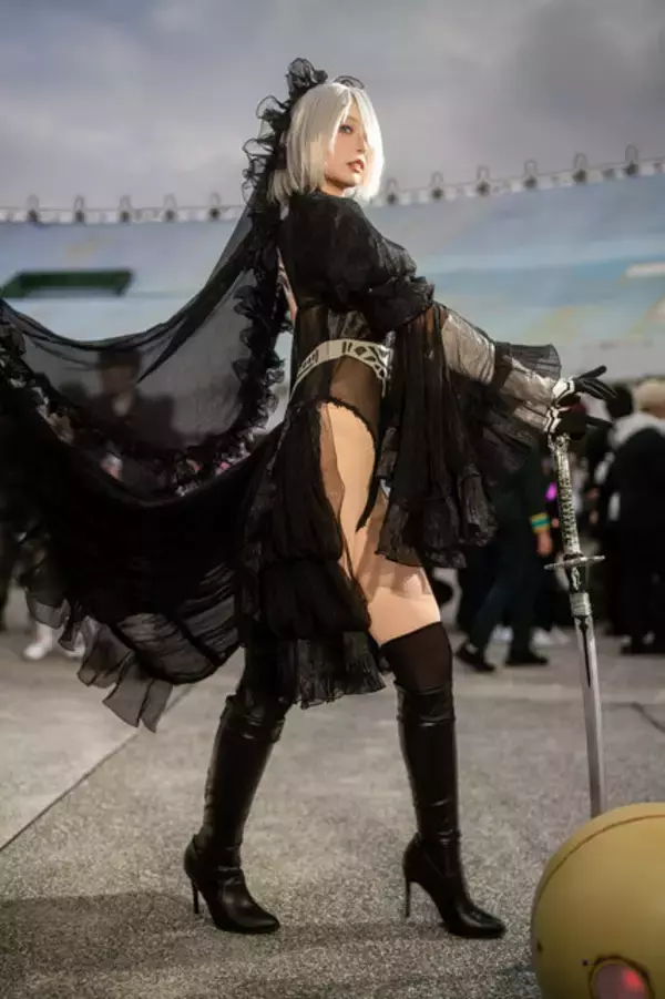 「【コスプレ】『ニーア オートマタ』2Bが漆黒の花嫁に！抜群のスタイルと美しい太ももが際立つポージングが素晴らしい【写真8枚】」の画像