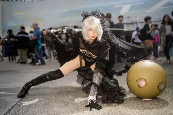 「【コスプレ】『ニーア オートマタ』2Bが漆黒の花嫁に！抜群のスタイルと美しい太ももが際立つポージングが素晴らしい【写真8枚】」の画像