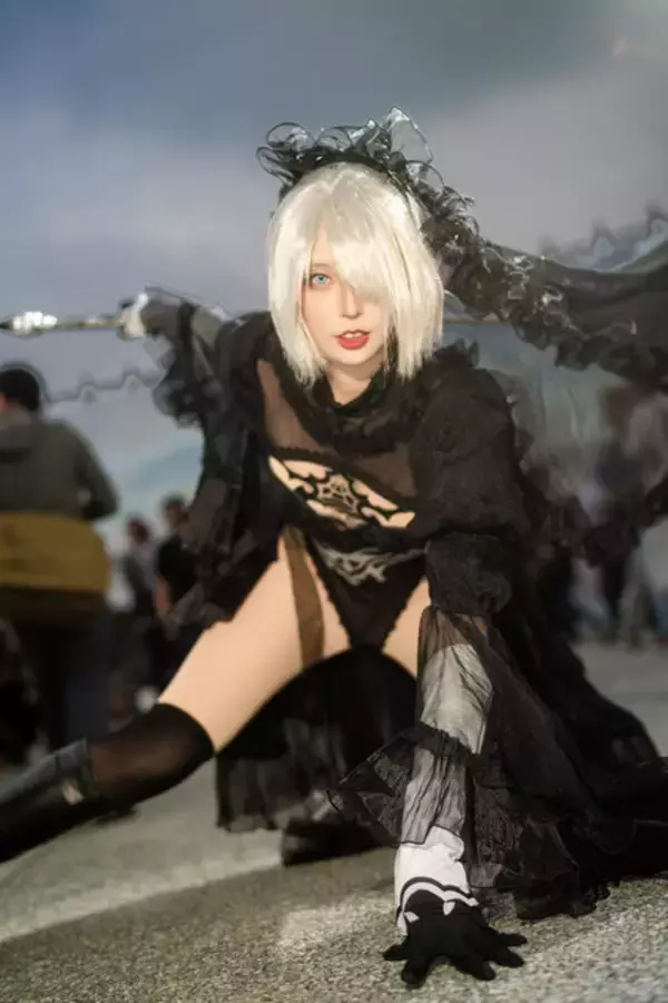 「【コスプレ】『ニーア オートマタ』2Bが漆黒の花嫁に！抜群のスタイルと美しい太ももが際立つポージングが素晴らしい【写真8枚】」の画像