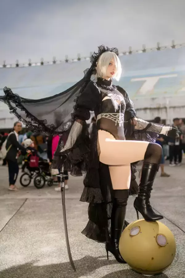 「【コスプレ】『ニーア オートマタ』2Bが漆黒の花嫁に！抜群のスタイルと美しい太ももが際立つポージングが素晴らしい【写真8枚】」の画像