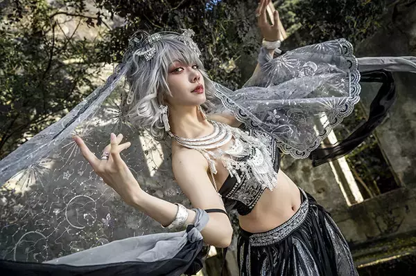 「エキゾチックな踊り子衣装が圧巻の着こなし！透明感と艶やかさが調和した、長崎の美女コスプレイヤーに注目」の画像