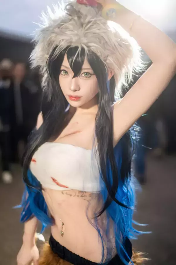 「【コスプレ】「鬼滅の刃」伊之助の女体化が美しすぎる！細いウエストが際立つポージングで美スタイルを魅せる台湾美女レイヤー【写真8枚】」の画像