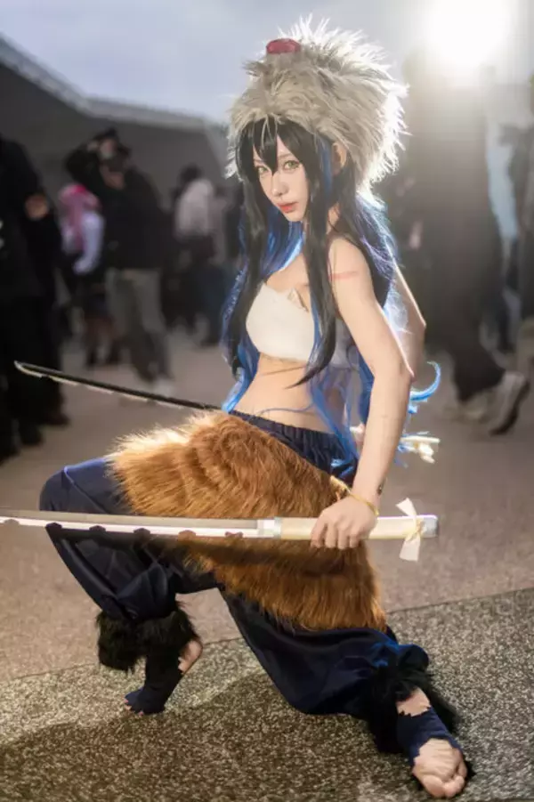 「【コスプレ】「鬼滅の刃」伊之助の女体化が美しすぎる！細いウエストが際立つポージングで美スタイルを魅せる台湾美女レイヤー【写真8枚】」の画像