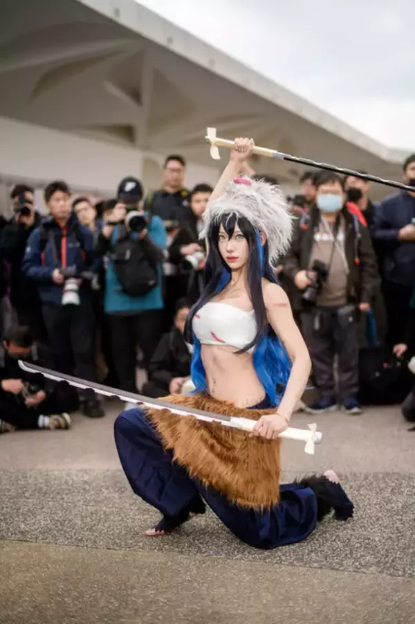 「【コスプレ】「鬼滅の刃」伊之助の女体化が美しすぎる！細いウエストが際立つポージングで美スタイルを魅せる台湾美女レイヤー【写真8枚】」の画像