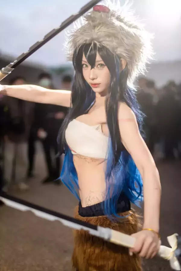 「【コスプレ】「鬼滅の刃」伊之助の女体化が美しすぎる！細いウエストが際立つポージングで美スタイルを魅せる台湾美女レイヤー【写真8枚】」の画像