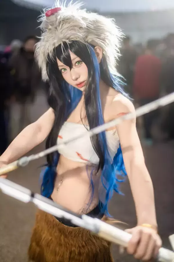 「【コスプレ】「鬼滅の刃」伊之助の女体化が美しすぎる！細いウエストが際立つポージングで美スタイルを魅せる台湾美女レイヤー【写真8枚】」の画像