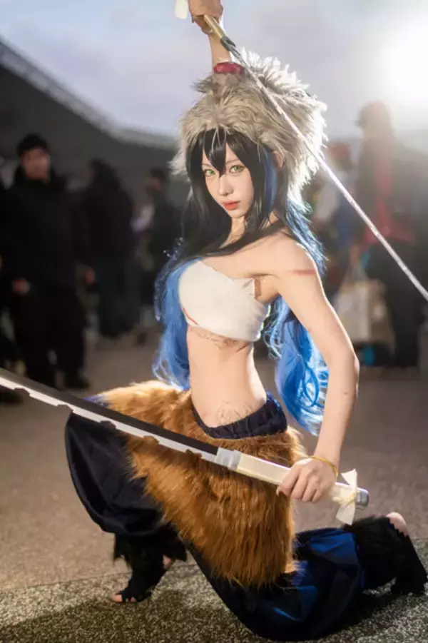 「【コスプレ】「鬼滅の刃」伊之助の女体化が美しすぎる！細いウエストが際立つポージングで美スタイルを魅せる台湾美女レイヤー【写真8枚】」の画像