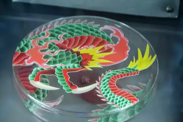 「非病原性・不活化「t-ウイルス」が渋谷に展示！「LOM BABY」の展示会「THE AUTHENTIC OFFICE」をレポート」の画像