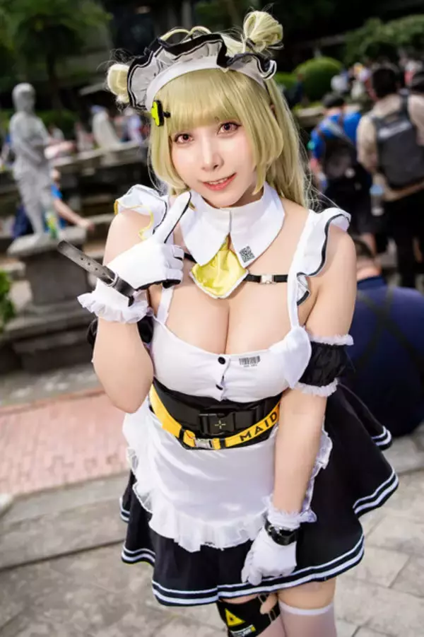 「【コスプレ】『NIKKE』ソーダの迫力満点の美ボディを完全再現！ほんわか癒やされるメイド姿に見とれちゃう【写真9枚】」の画像