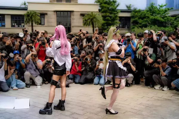 「【コスプレ】『NIKKE』ソーダの迫力満点の美ボディを完全再現！ほんわか癒やされるメイド姿に見とれちゃう【写真9枚】」の画像