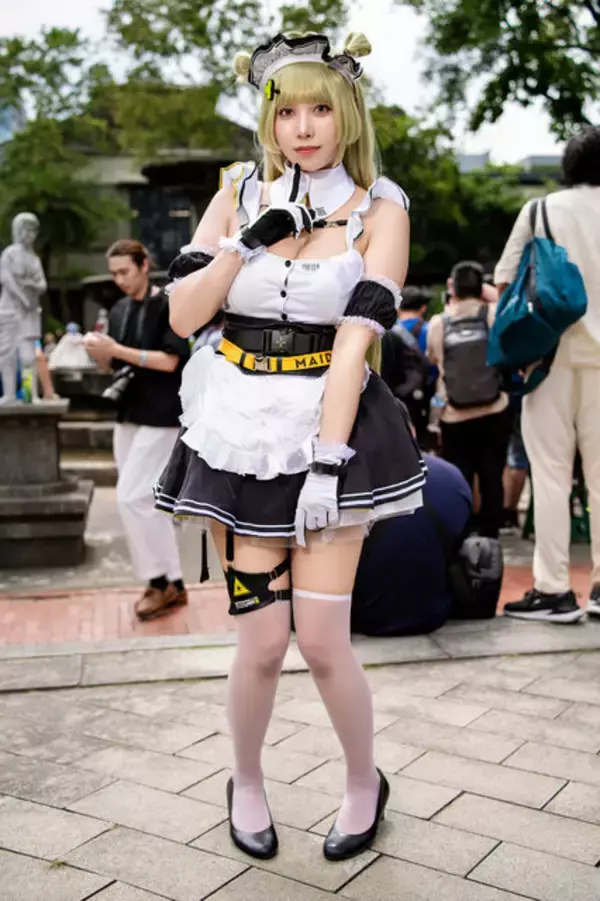 「【コスプレ】『NIKKE』ソーダの迫力満点の美ボディを完全再現！ほんわか癒やされるメイド姿に見とれちゃう【写真9枚】」の画像