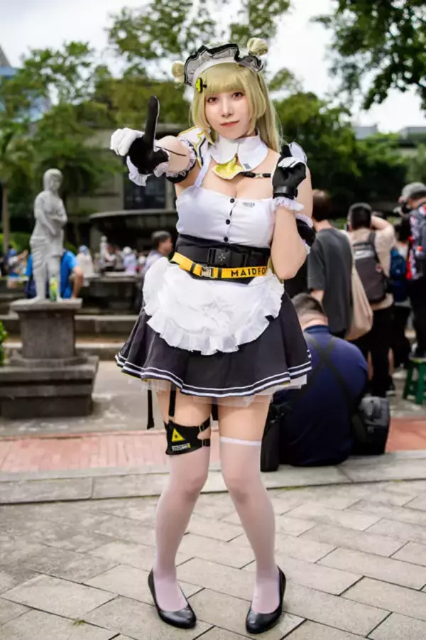 「【コスプレ】『NIKKE』ソーダの迫力満点の美ボディを完全再現！ほんわか癒やされるメイド姿に見とれちゃう【写真9枚】」の画像