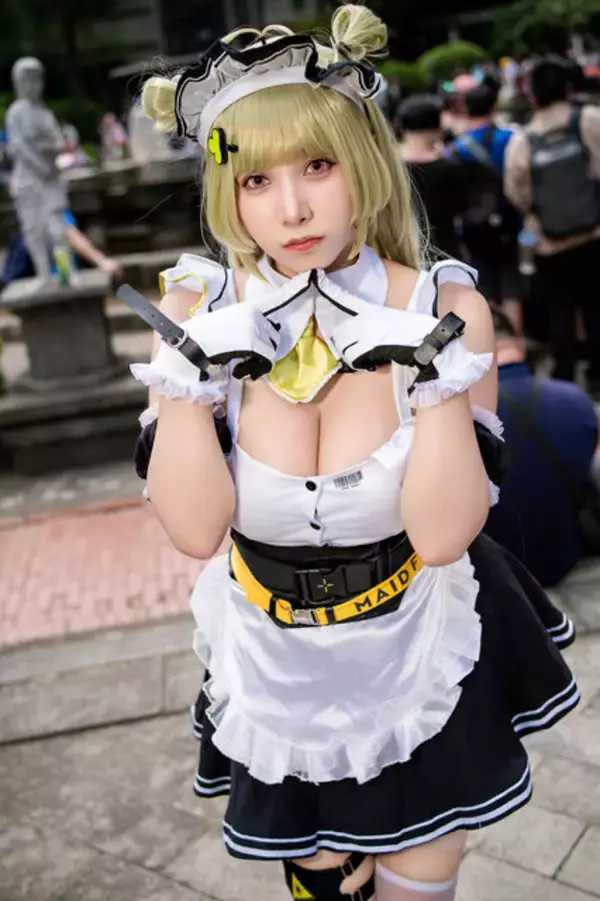 「【コスプレ】『NIKKE』ソーダの迫力満点の美ボディを完全再現！ほんわか癒やされるメイド姿に見とれちゃう【写真9枚】」の画像