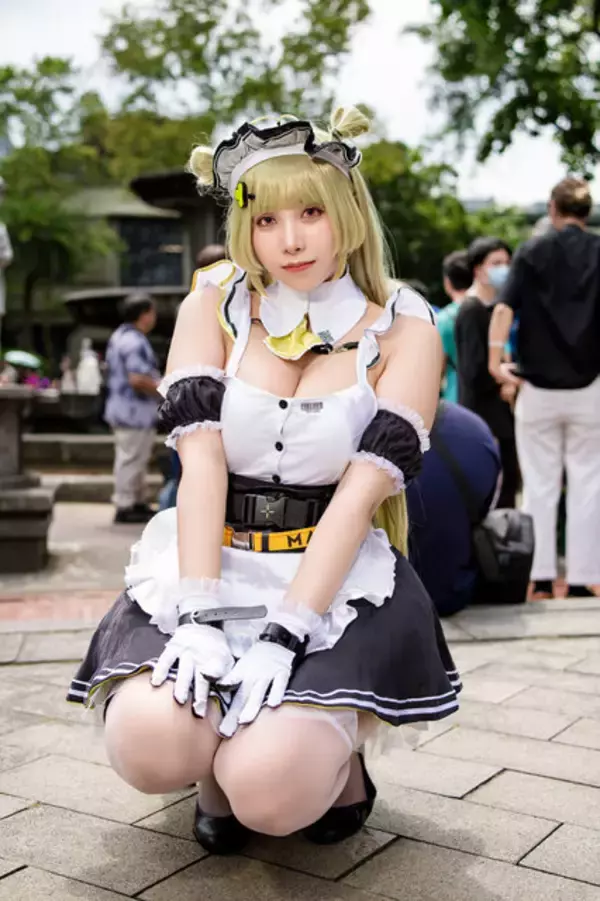 「【コスプレ】『NIKKE』ソーダの迫力満点の美ボディを完全再現！ほんわか癒やされるメイド姿に見とれちゃう【写真9枚】」の画像