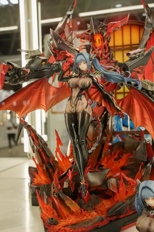 「ドキッとする夏衣装から涼やかなドレスまで、「ワンフェス」に猛暑を吹き飛ばす『アズレン』『ブルアカ』美女フィギュアが集結【WF2025夏】」の画像