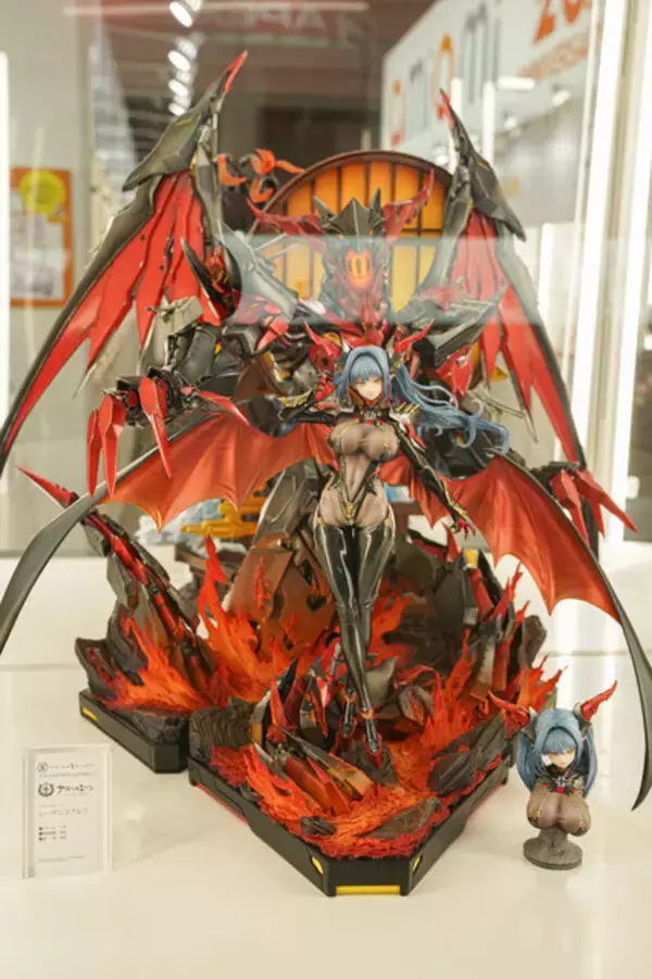 「ドキッとする夏衣装から涼やかなドレスまで、「ワンフェス」に猛暑を吹き飛ばす『アズレン』『ブルアカ』美女フィギュアが集結【WF2025夏】」の画像