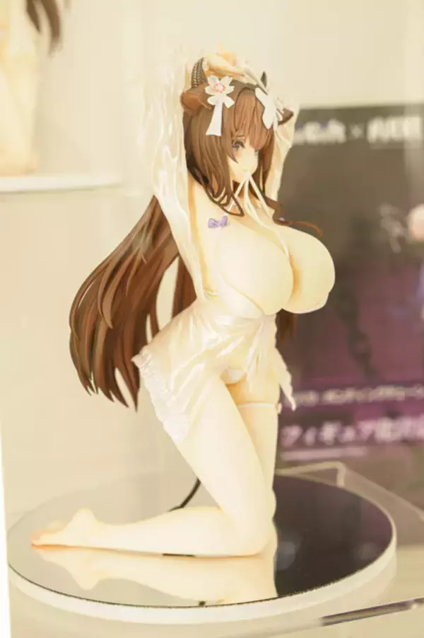 「ドキッとする夏衣装から涼やかなドレスまで、「ワンフェス」に猛暑を吹き飛ばす『アズレン』『ブルアカ』美女フィギュアが集結【WF2025夏】」の画像