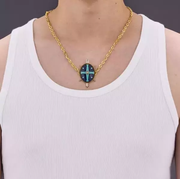 「『HUNTER×HUNTER』グリードアイランド編の「聖騎士の首飾り」が本格アクセサリーに！複雑なデザインを緻密に再現」の画像