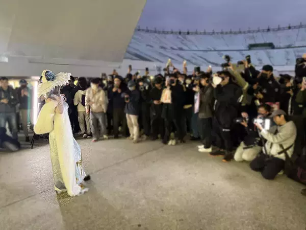 「【コスプレ】スリットから覗く美脚で描くS字カーブが麗しい！『アズレン』チェシャーのチャイナドレス姿が優雅な美しさだった【写真7枚】」の画像