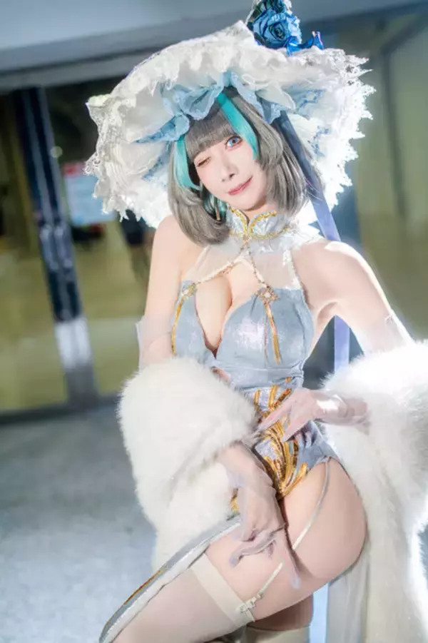 「【コスプレ】スリットから覗く美脚で描くS字カーブが麗しい！『アズレン』チェシャーのチャイナドレス姿が優雅な美しさだった【写真7枚】」の画像