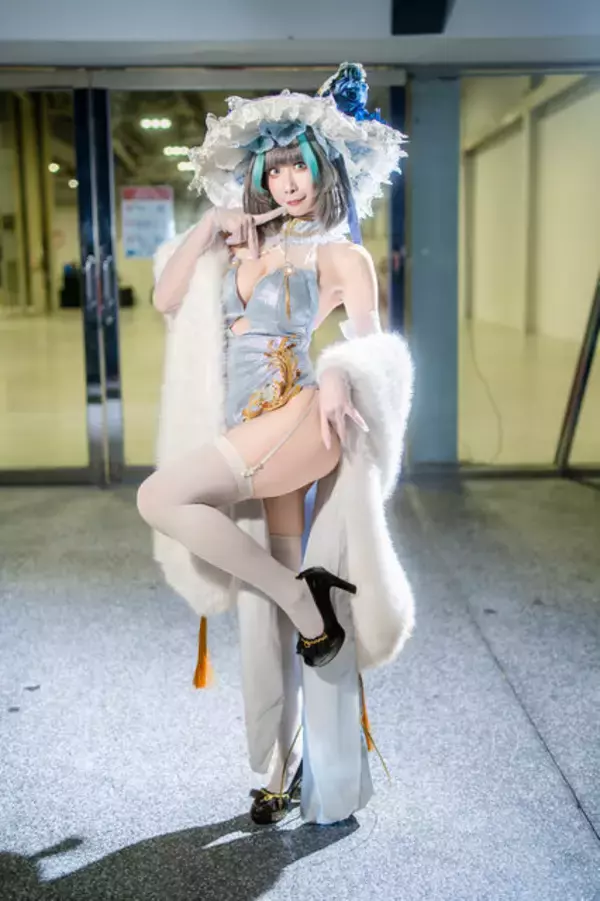 「【コスプレ】スリットから覗く美脚で描くS字カーブが麗しい！『アズレン』チェシャーのチャイナドレス姿が優雅な美しさだった【写真7枚】」の画像