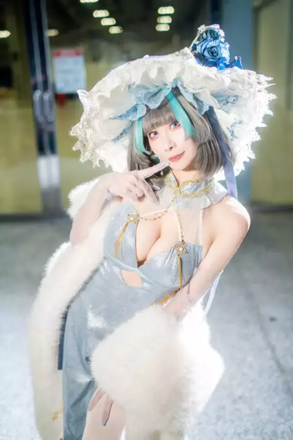 「【コスプレ】スリットから覗く美脚で描くS字カーブが麗しい！『アズレン』チェシャーのチャイナドレス姿が優雅な美しさだった【写真7枚】」の画像