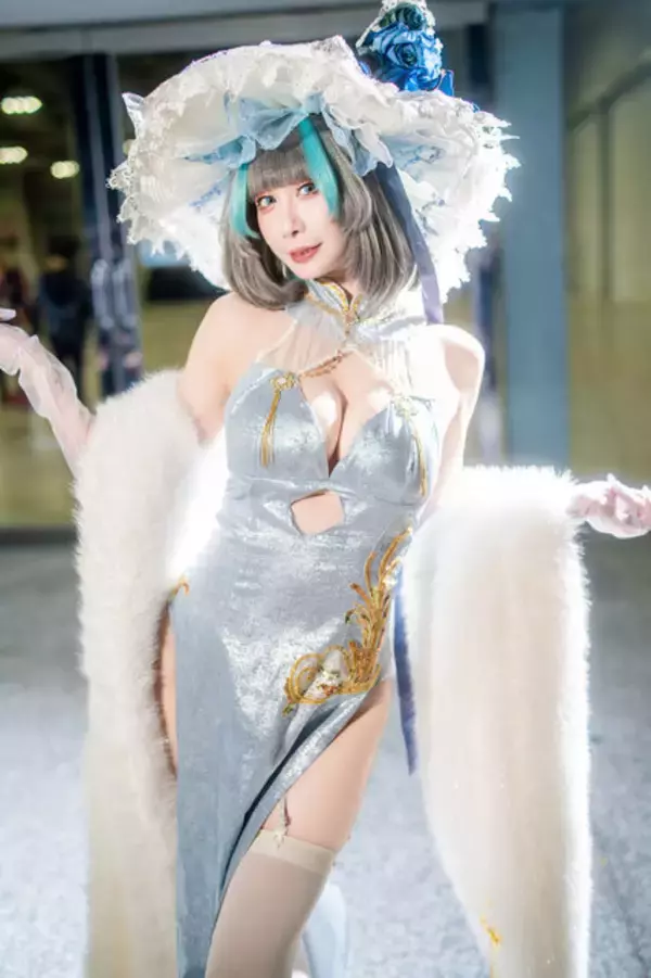 「【コスプレ】スリットから覗く美脚で描くS字カーブが麗しい！『アズレン』チェシャーのチャイナドレス姿が優雅な美しさだった【写真7枚】」の画像