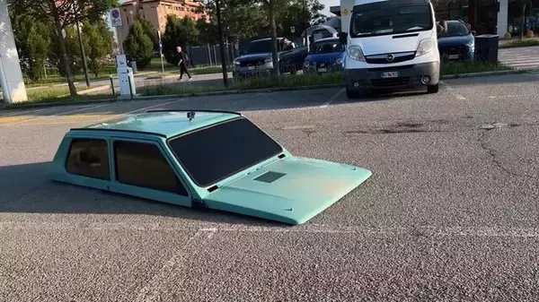「まるでゲームのバグ？地面に埋まって見える「魔改造シャコタン車」にゲーマーたちが反応」の画像