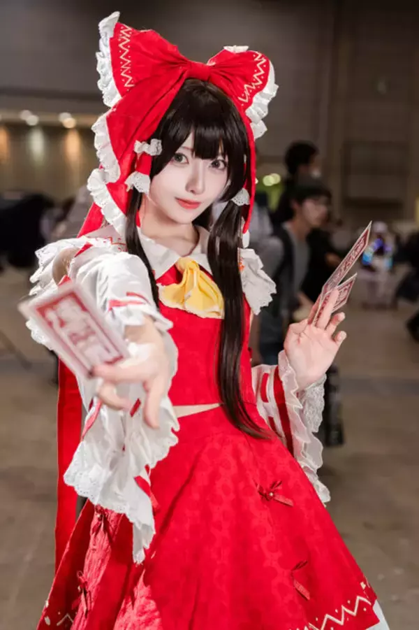「【コスプレ】お札を構え颯爽と妖怪を退治する姿が鮮やか！巫女衣装が似合う“博麗霊夢”の美女レイヤーに注目【写真6枚】」の画像