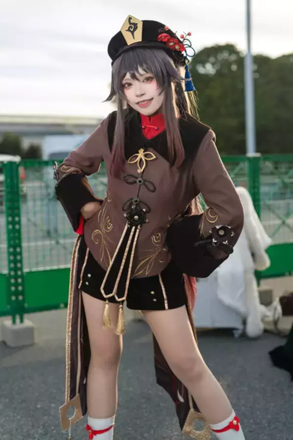 「【コスプレ】ショーパン×いたずらっぽい笑顔が可愛い！豊かな表現力で『原神』胡桃の魅力を引き出す美女レイヤーに注目【写真8枚】」の画像