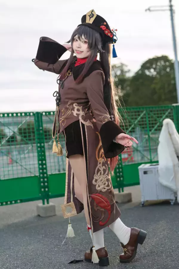 「【コスプレ】ショーパン×いたずらっぽい笑顔が可愛い！豊かな表現力で『原神』胡桃の魅力を引き出す美女レイヤーに注目【写真8枚】」の画像