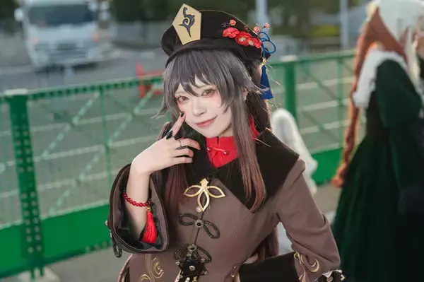 「【コスプレ】ショーパン×いたずらっぽい笑顔が可愛い！豊かな表現力で『原神』胡桃の魅力を引き出す美女レイヤーに注目【写真8枚】」の画像