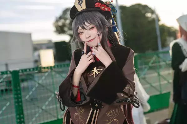 「【コスプレ】ショーパン×いたずらっぽい笑顔が可愛い！豊かな表現力で『原神』胡桃の魅力を引き出す美女レイヤーに注目【写真8枚】」の画像