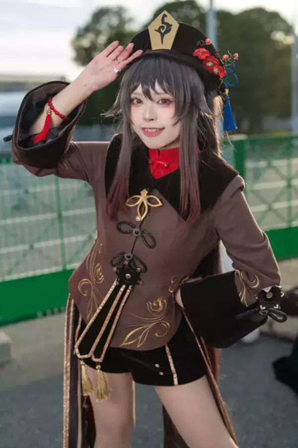 「【コスプレ】ショーパン×いたずらっぽい笑顔が可愛い！豊かな表現力で『原神』胡桃の魅力を引き出す美女レイヤーに注目【写真8枚】」の画像