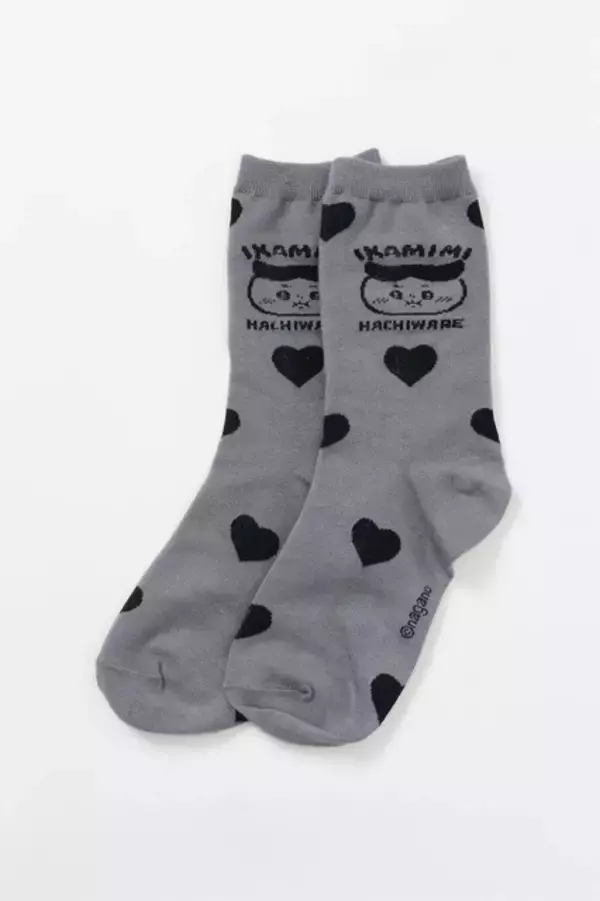 「「ちいかわ」ハチワレ好きは見逃せない！いろんな表情のTシャツや使いやすさ抜群の巾着型トートバッグなどが2月18日発売」の画像