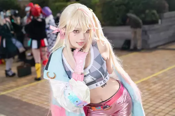 【コスプレ】ヘソだしショートパンツが似合う美スタイル！『NIKKE』ジャッカルは挑発的な表情もかっこいい【写真9枚】