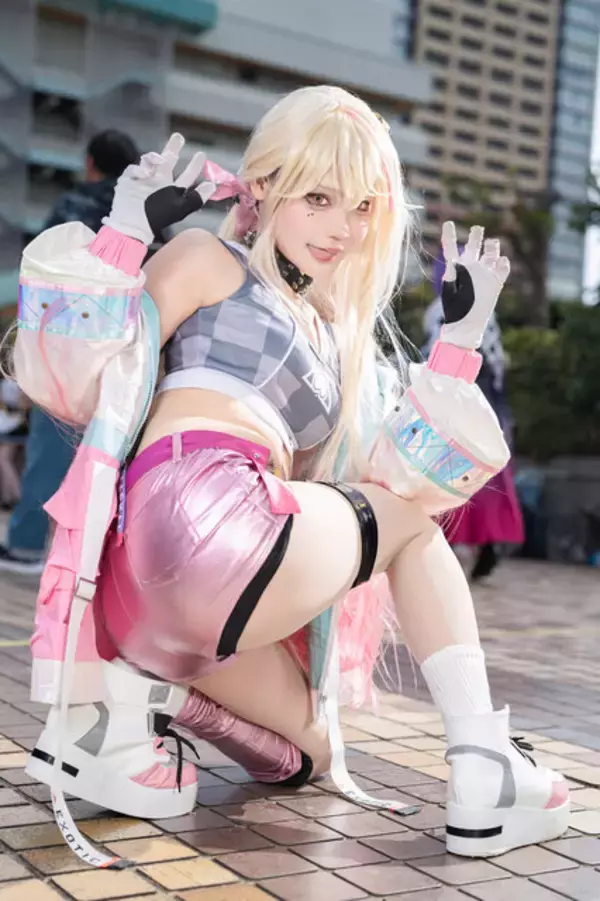 「【コスプレ】ヘソだしショートパンツが似合う美スタイル！『NIKKE』ジャッカルは挑発的な表情もかっこいい【写真9枚】」の画像