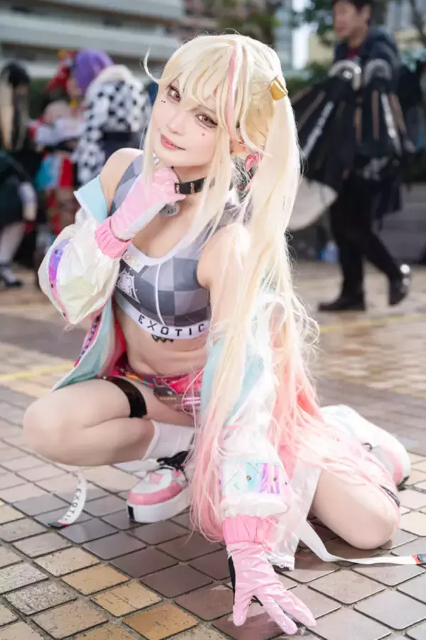 「【コスプレ】ヘソだしショートパンツが似合う美スタイル！『NIKKE』ジャッカルは挑発的な表情もかっこいい【写真9枚】」の画像