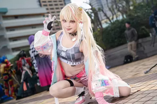 「【コスプレ】ヘソだしショートパンツが似合う美スタイル！『NIKKE』ジャッカルは挑発的な表情もかっこいい【写真9枚】」の画像