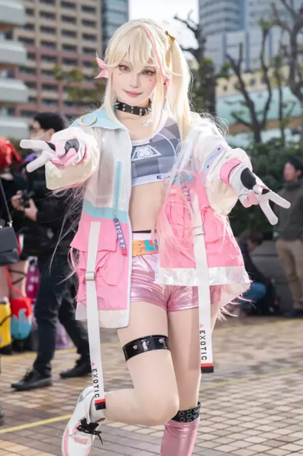 「【コスプレ】ヘソだしショートパンツが似合う美スタイル！『NIKKE』ジャッカルは挑発的な表情もかっこいい【写真9枚】」の画像